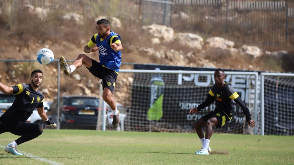 שלום אדרי באימון הקבוצה