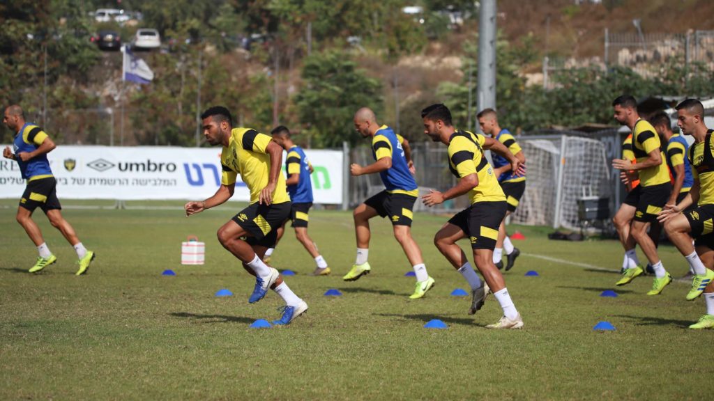 שחקני הקבוצה באימון כושר