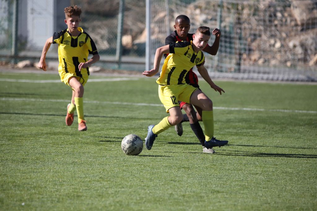 משחק של קבוצת נערים ב