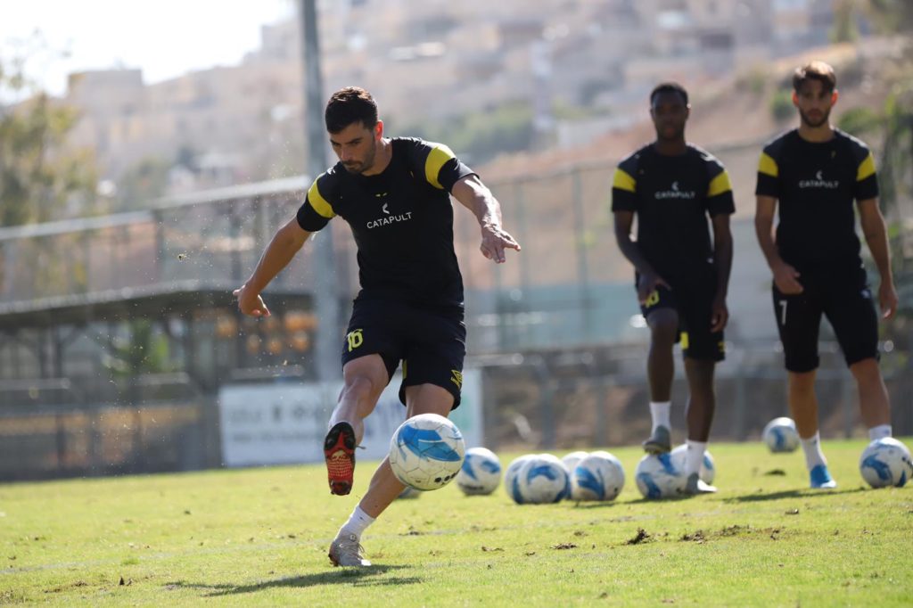 שלומי אזולאי בועט בכדור באימון