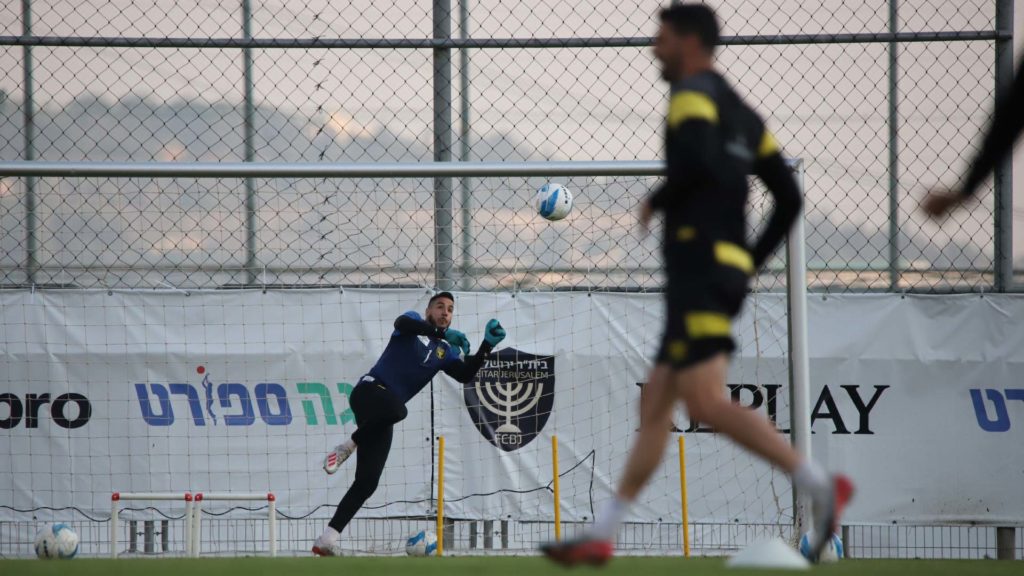 שחקני הקבוצה באימון ערב