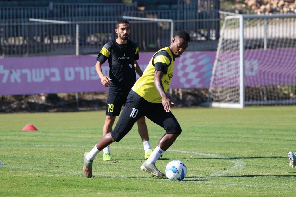 פרדי פלומיין בועט בכדור