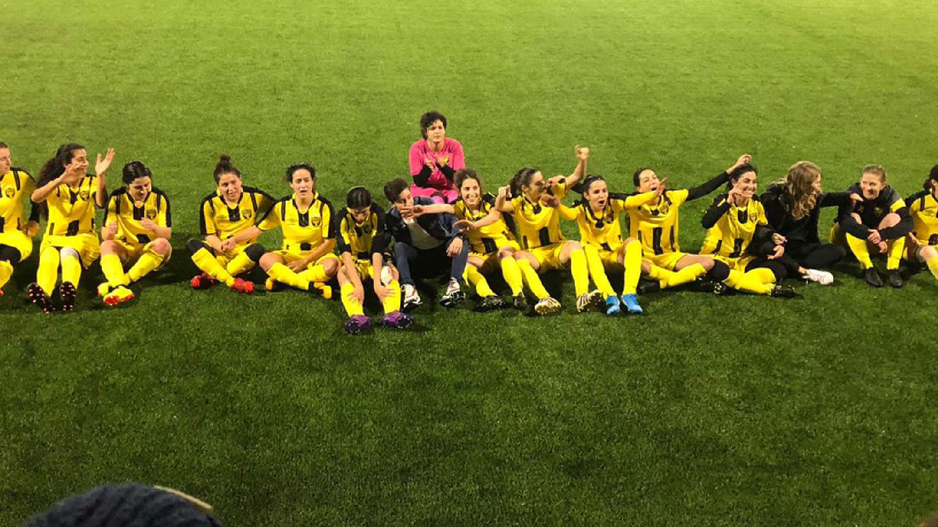 קבוצת הנשים בחגיגות בסוף המשחק מול הפועל תל אביב