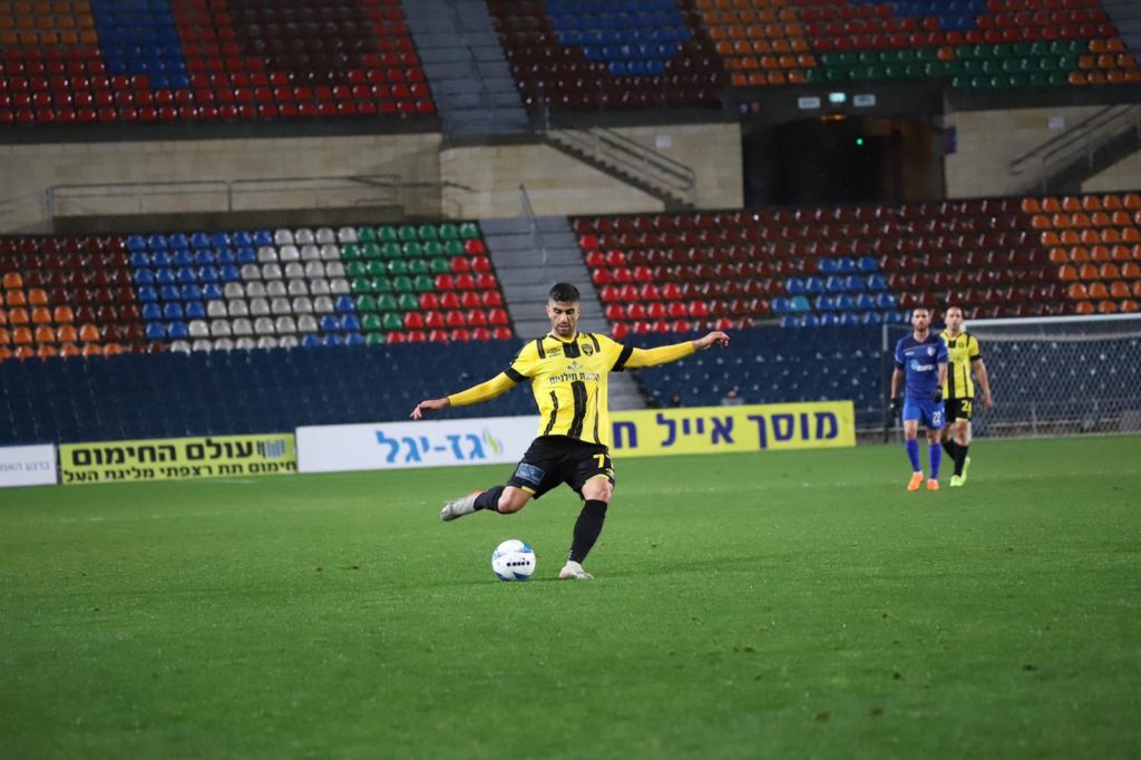 שי קונסטנטין עם הכדור