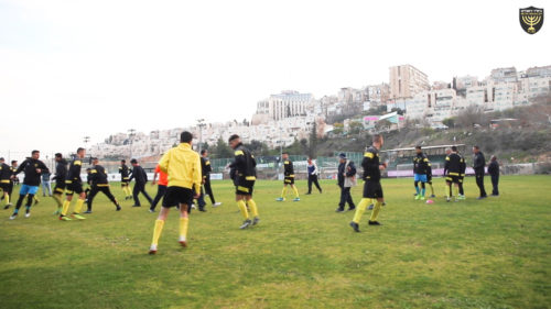 שחקני ספיישל אולימפיקס באימון משותף עם נערים א