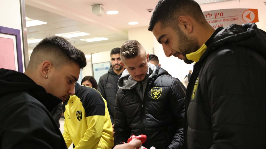 שחקני הקבוצה בשערי צדק