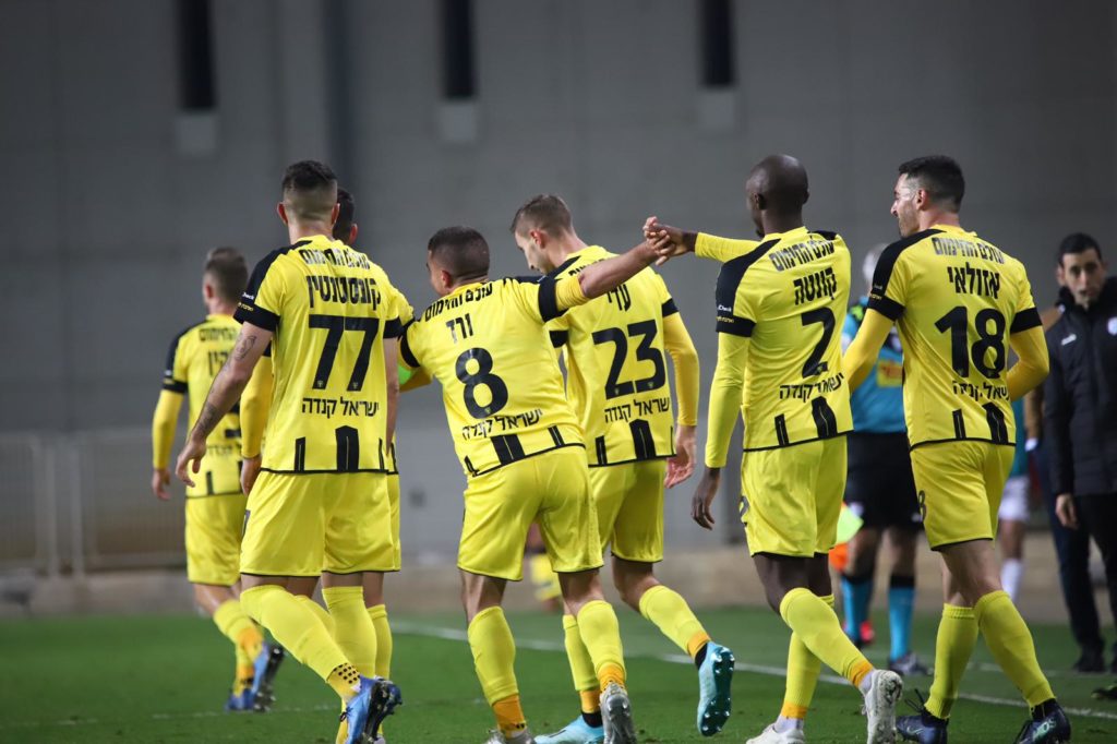 השחקנים חוגגים אחרי שער