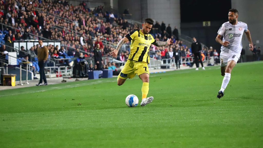 חנן ממן בועט בכדור